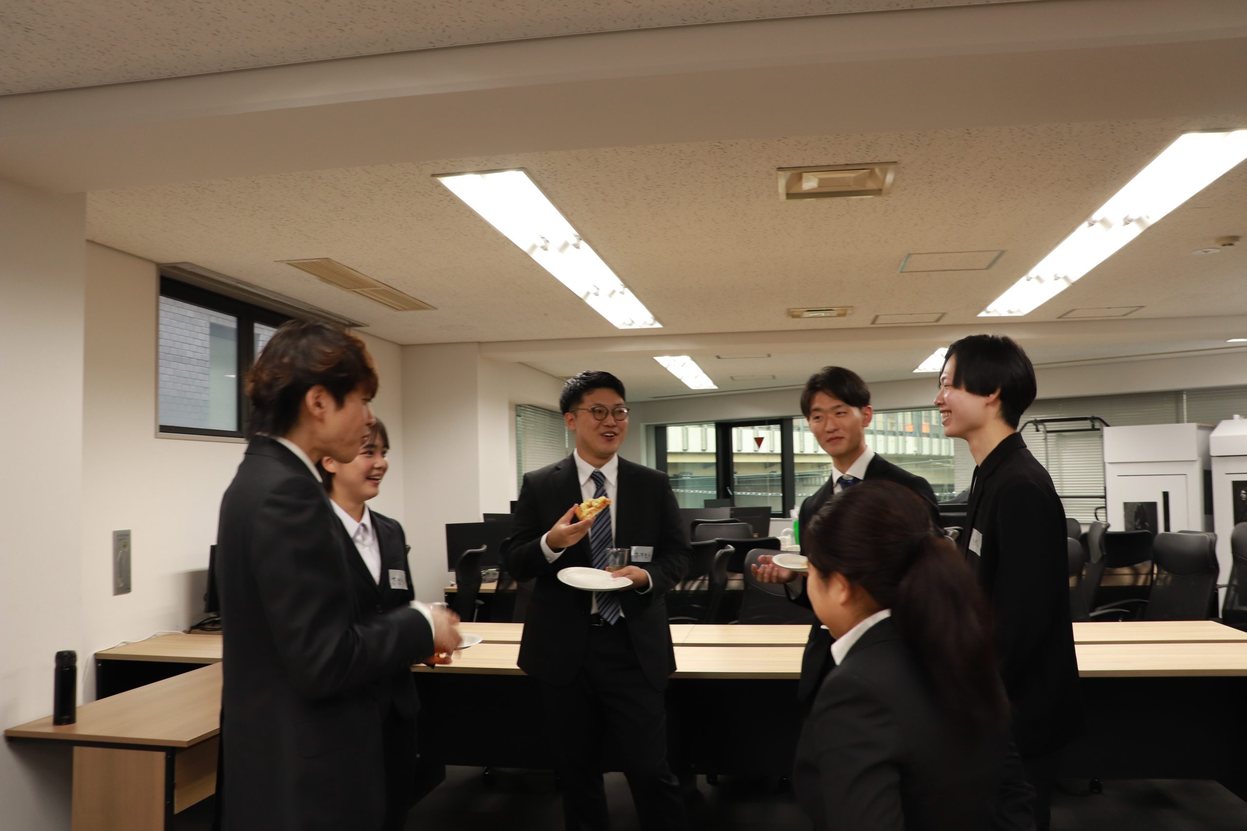 内定式後に交流する若手メンバー