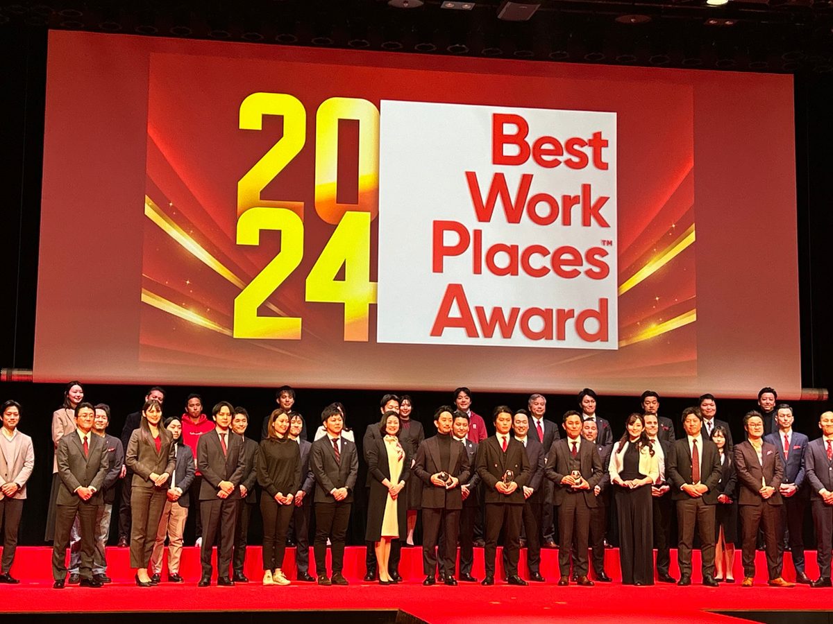 Best Work Places Award 2024 の表彰式に参加する様子