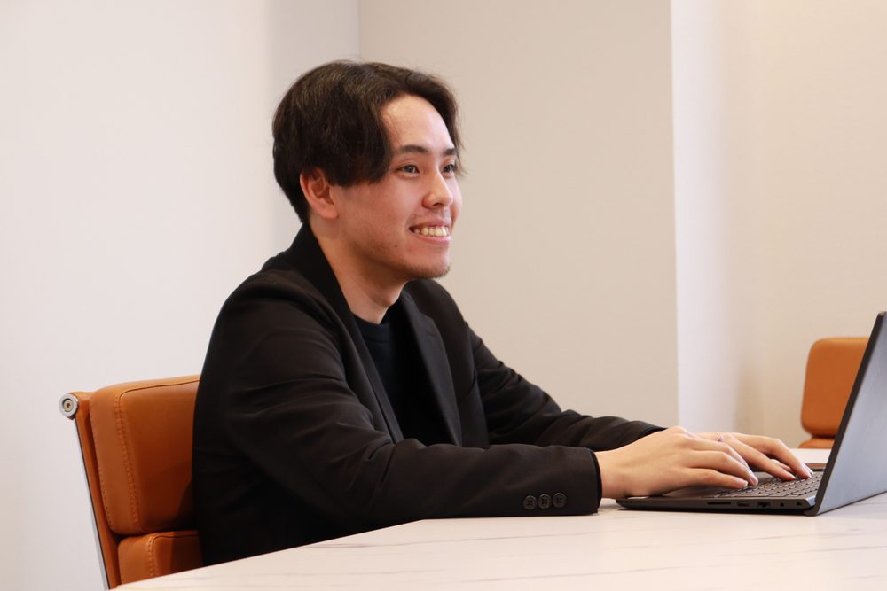 オフィスでノートパソコンに向かうDX推進担当の社員