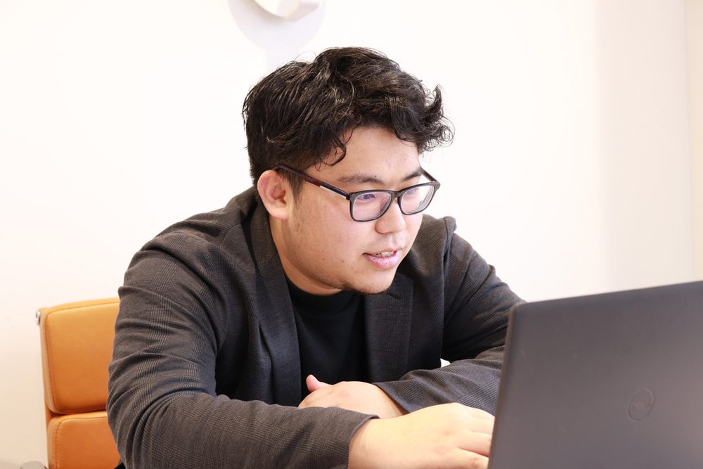 パソコンで工程表を確認する施工管理の社員