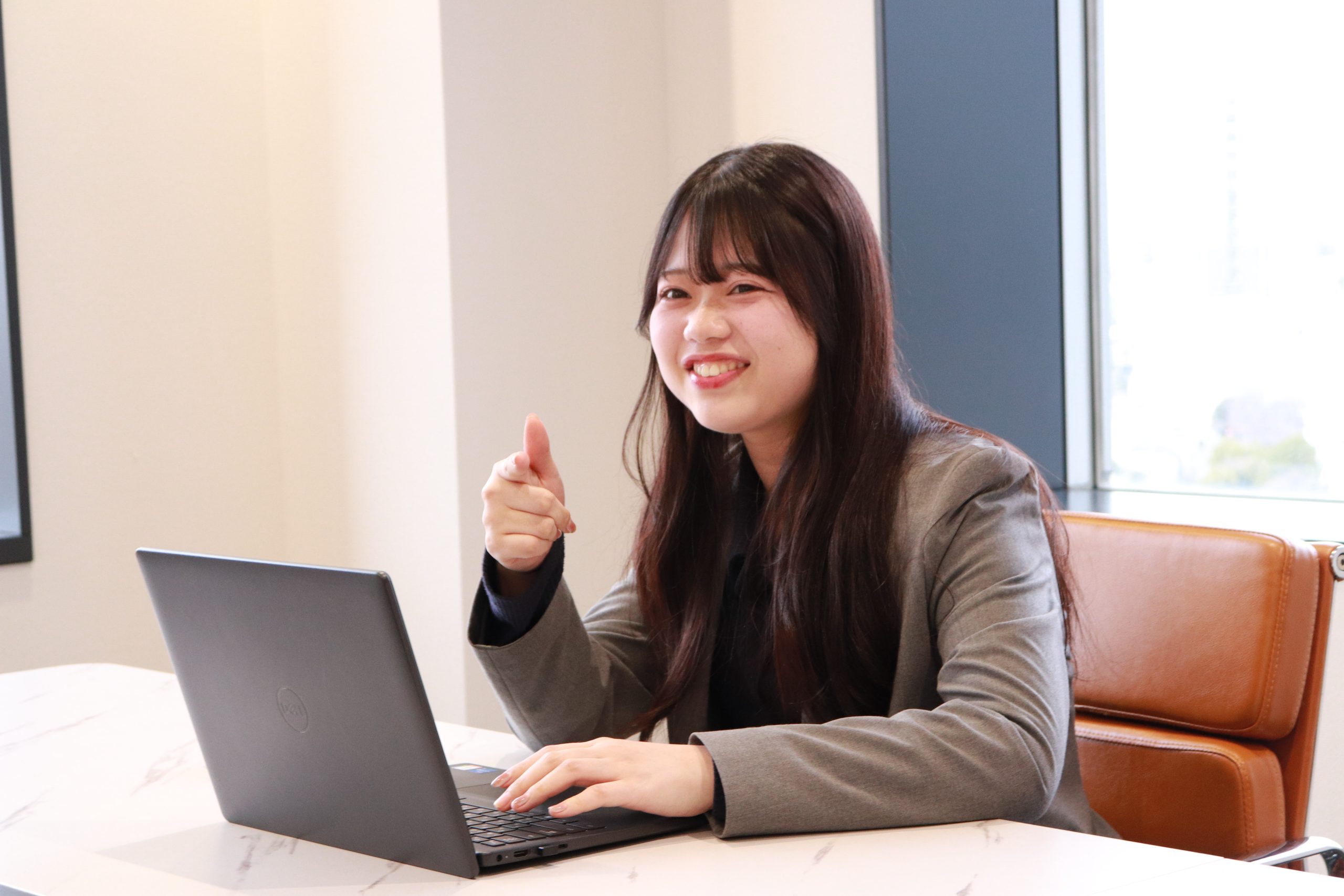 オフィスで仕事をする社員