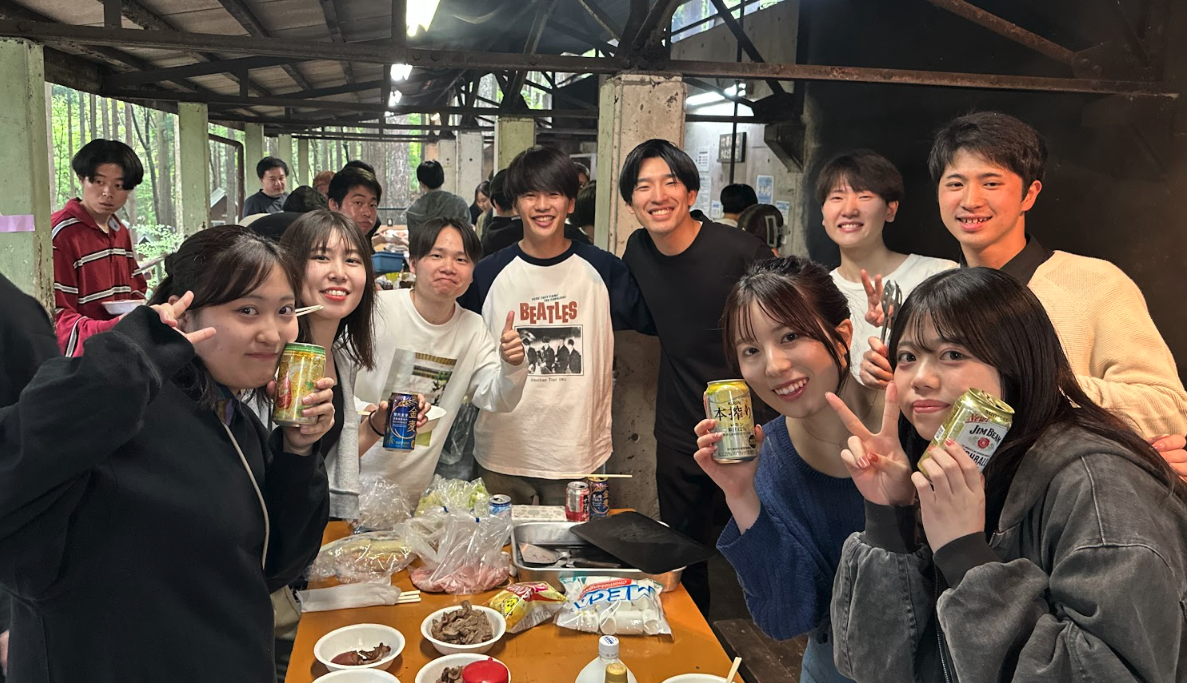BBQで食事を囲む若手メンバー