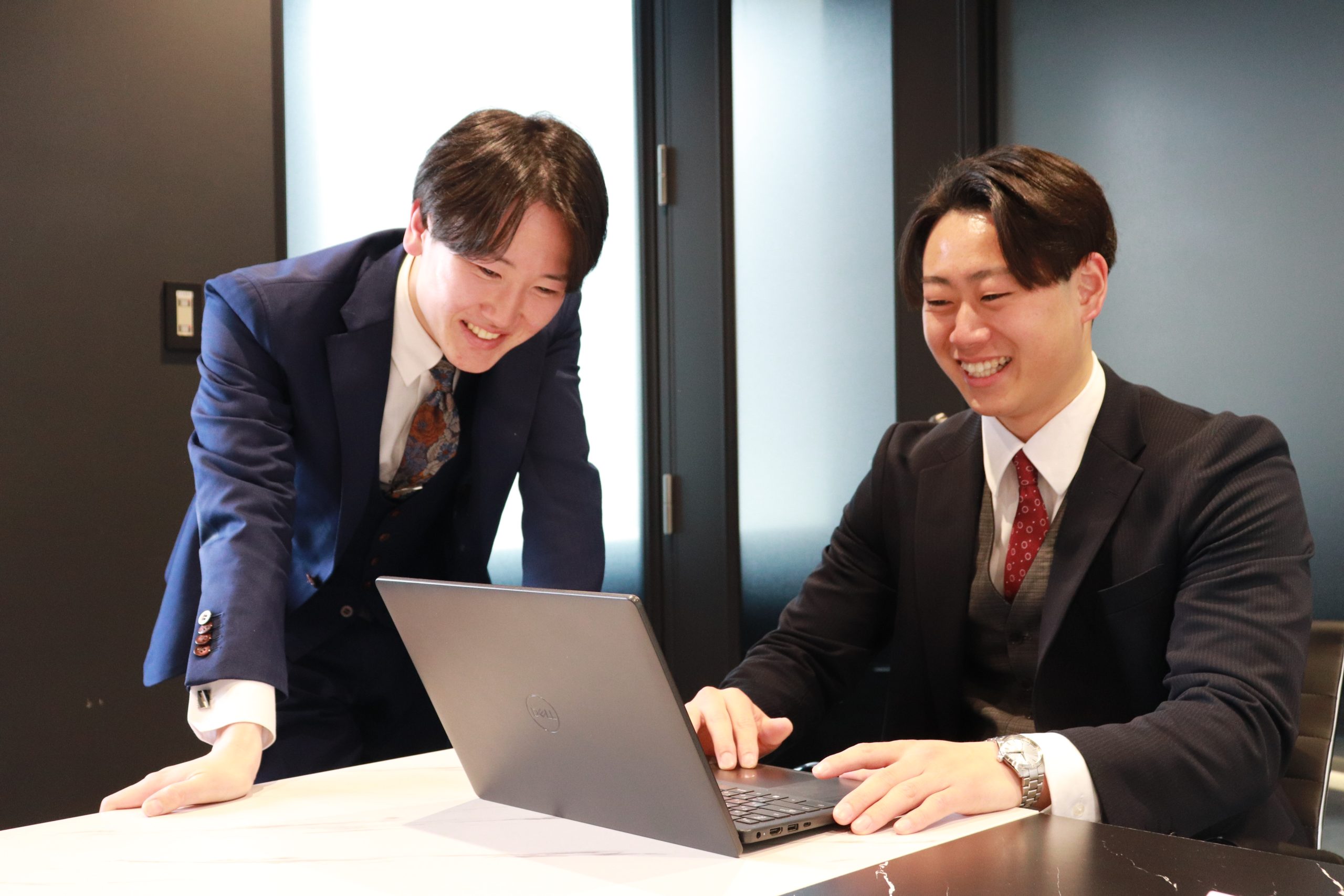 社内イベントで笑顔を見せる若手メンバー