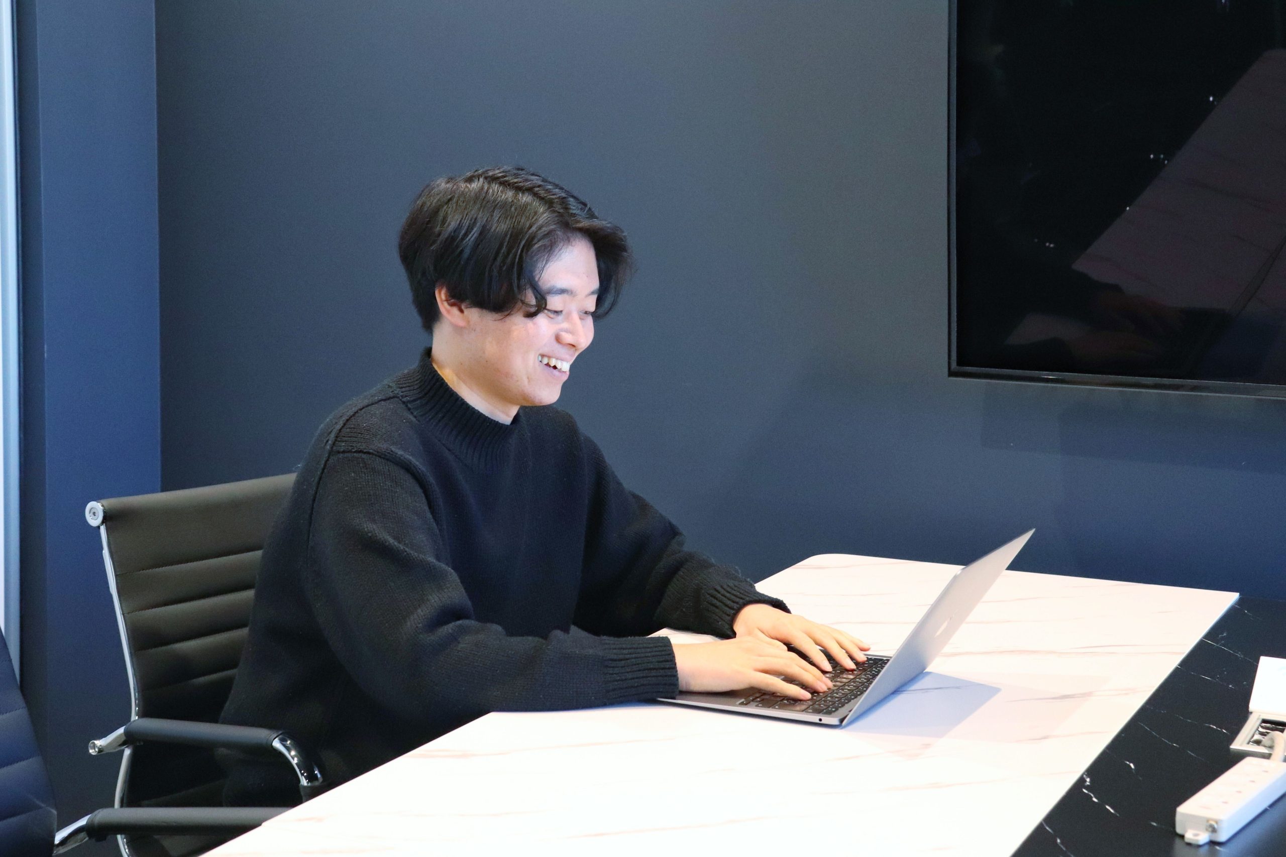 オフィスでパソコン業務に取り組む社員